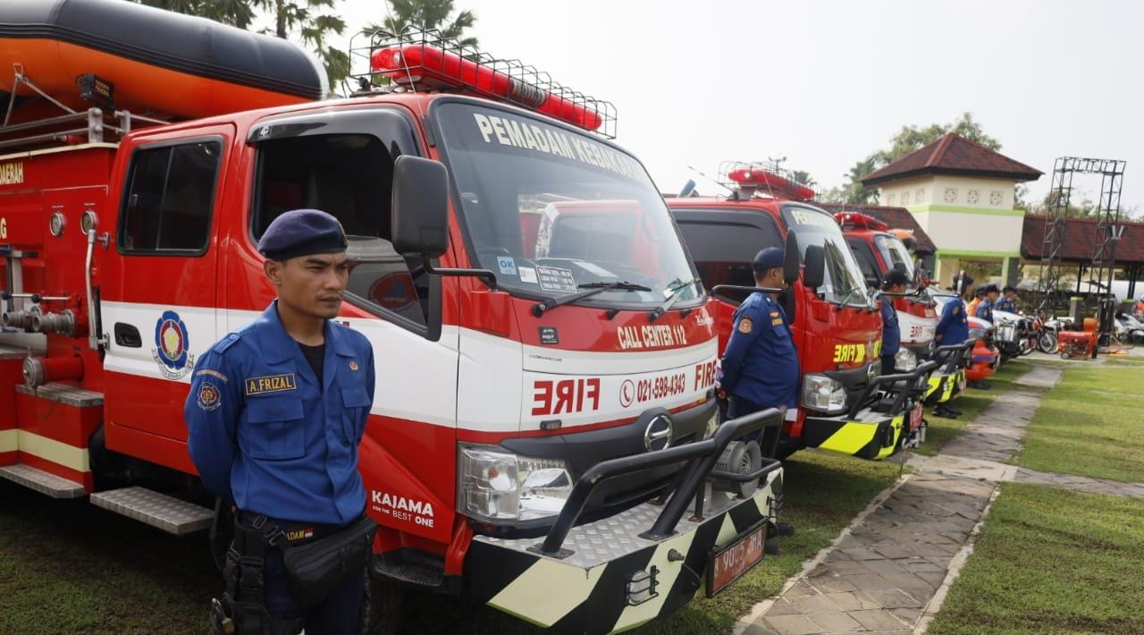 Pemerintah Kabupaten Tangerang menggelar Apel Siaga Bencana Tahun 2024 di Lapangan Upacara Raden Aria Yudhanegara pada 18 November 2024. Dipimpin oleh Pj Bupati Andy Ony, acara ini melibatkan Forkopimda, perangkat daerah, dan masyarakat untuk meningkatkan kesiapsiagaan menghadapi potensi bencana, terutama bencana hidrometeorologi. Pj Bupati menekankan pentingnya sinergi dan peran aktif masyarakat dalam mengurangi risiko bencana. BPBD Kabupaten Tangerang siap siaga dengan 12 pos pelayanan dan layanan Call Center 112 untuk membantu masyarakat.