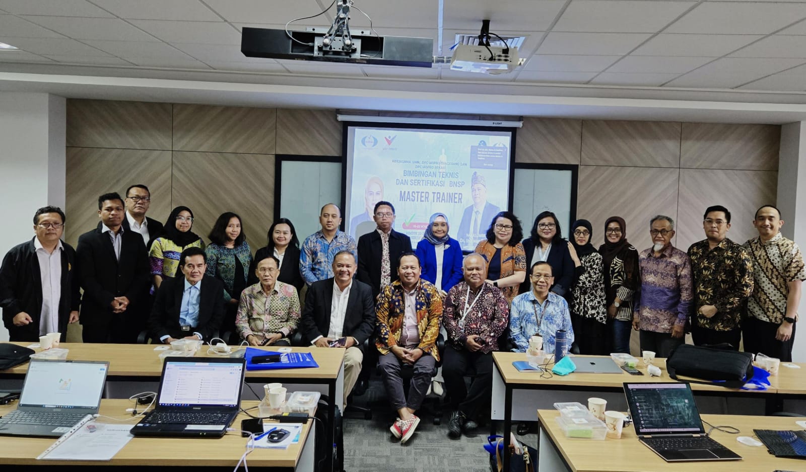 Dewan Pengurus Cabang Ikatan Asesor Profesional (IASPRO) Tangerang mengadakan Bimbingan Teknis (Bimtek) bagi calon Master Trainer SKKNI di Universitas Multimedia Nusantara pada 20-21 November 2024. Dipandu oleh Dr. Indiwan Seto Wahyu Wibowo, Bimtek ini bertujuan untuk meningkatkan kompetensi 22 peserta dari berbagai latar belakang melalui pemahaman 14 unit kompetensi SKKNI Trainer level 6. Kegiatan ini mendukung peningkatan kualitas asesor di Tangerang dan Bekasi, serta berkontribusi dalam pengembangan sumber daya manusia di Indonesia.