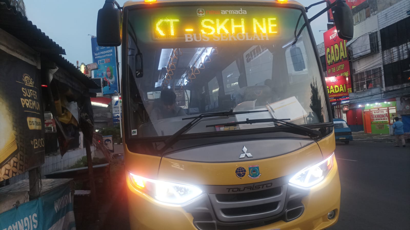 Dinas Perhubungan Tangerang Selatan (Dishub Tangsel) menambah lima rute bus sekolah gratis untuk meningkatkan akses pendidikan bagi pelajar. Inisiatif ini tidak hanya memudahkan siswa mencapai sekolah, tetapi juga membantu mengurangi kemacetan lalu lintas. Dengan teknologi pelacakan real-time dan CCTV di setiap bus, keamanan siswa terjamin. Rute baru mencakup wilayah strategis, mendukung program transportasi publik yang efisien dan berkualitas.