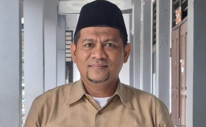 "Memotret Pola Pengajaran Guru Zaman Dahulu: Inspirasi untuk Guru Era Digital" oleh Dr. Zulkifli, MA, mengajak kita untuk menelusuri kembali metode pengajaran konvensional yang diterapkan pada tahun 1970-an. Artikel ini menggambarkan dedikasi guru-guru masa lalu yang mengedepankan nilai-nilai kedisiplinan dan rasa hormat, meskipun tanpa teknologi modern. Dengan menggali pengalaman berharga dalam mendidik, penulis mengajak para pendidik masa kini untuk mengadopsi pola pembiasaan positif demi menciptakan generasi yang berkarakter dan berintegritas dalam konteks pendidikan yang semakin kompleks.