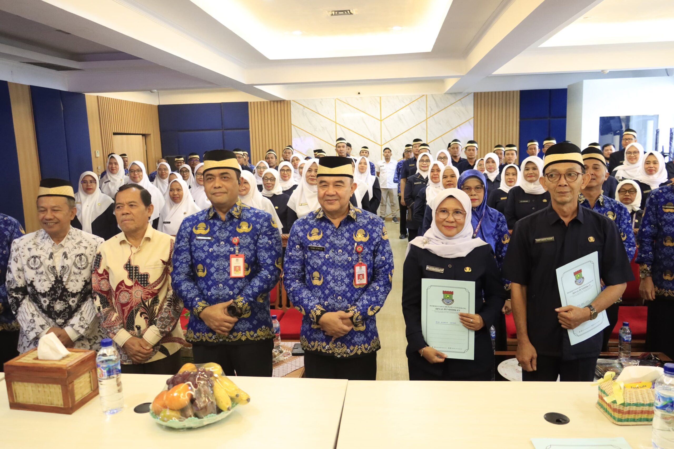 Sebanyak 64 kepala sekolah jenjang SDN dan SMPN di Kabupaten Tangerang dilantik oleh Kepala Dinas Pendidikan, Dadan Gandana. Pelantikan ini diharapkan dapat membawa perubahan positif dalam sektor pendidikan. Baca selengkapnya tentang harapan dan tanggung jawab para kepala sekolah baru dalam meningkatkan kualitas pendidikan di daerah ini.