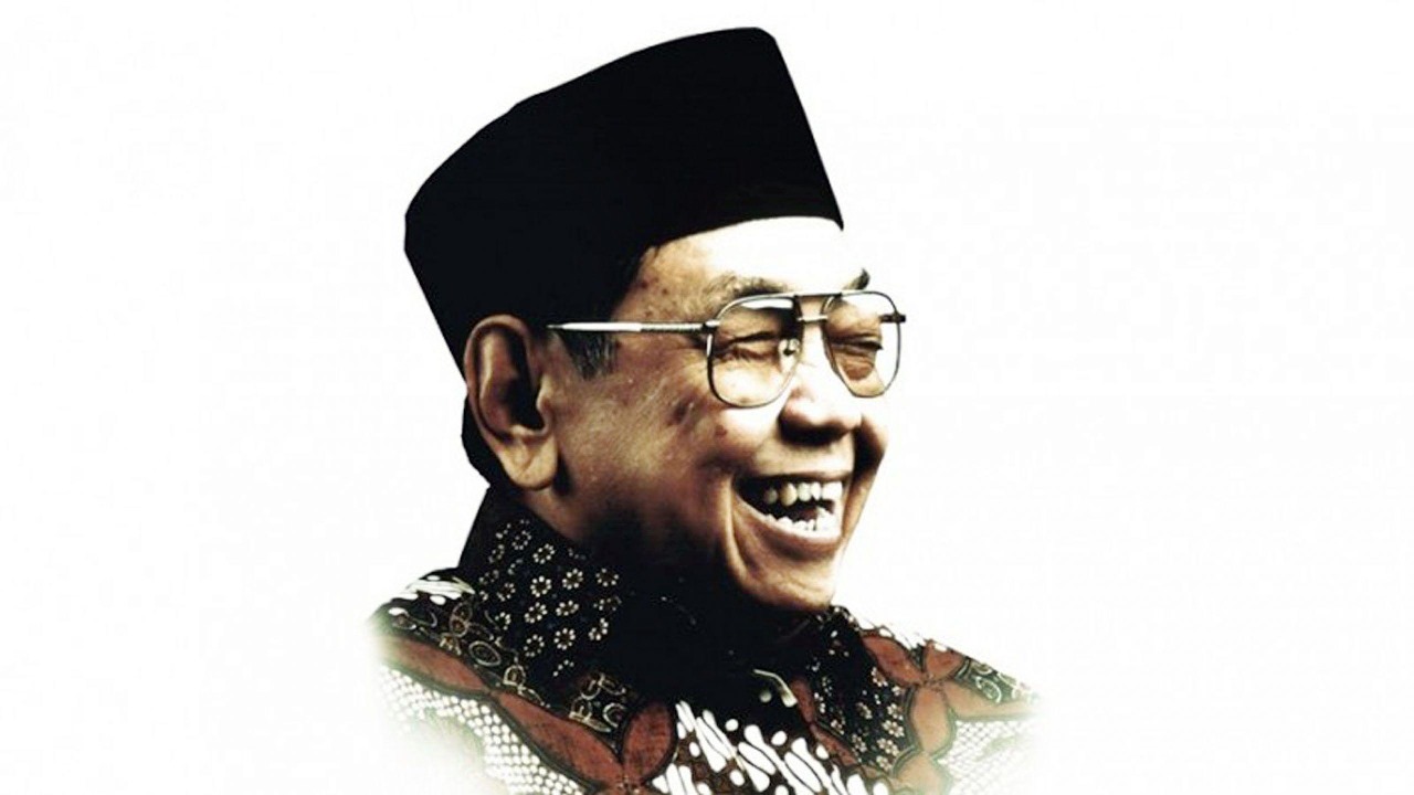 Opini ini membahas pembaruan pemikiran Islam pada masa Orde Baru di Indonesia (1966-1998), menyoroti dinamika sosial, politik, dan budaya yang mempengaruhi cara pandang umat Islam. Dari latar belakang sejarah hingga tokoh-tokoh penting seperti Nurcholish Madjid dan Abdurrahman Wahid, serta dampak terhadap kebijakan pemerintah dan masyarakat, artikel ini mengajak pembaca untuk memahami transformasi pemikiran Islam dalam konteks modernisasi dan sekularisasi. Temukan wawasan mendalam tentang pendidikan Islam, peran media, dan tantangan yang dihadapi dalam proses pembaruan ini.