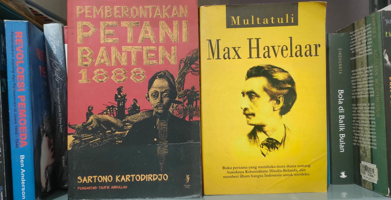 Opini ini membahas pengaruh kebijakan VOC (Vereenigde Oostindische Compagnie) terhadap masyarakat Indonesia selama masa kolonial Belanda. Dengan menyoroti praktik monopoli perdagangan rempah-rempah, sistem tanam paksa, dan politik adu domba, penulis mengungkapkan dampak mendalam dari eksploitasi kolonial yang masih terasa hingga kini. Artikel ini mengajak pembaca untuk merenungkan warisan sejarah ini dan pentingnya kesadaran akan ketidakadilan untuk membangun masa depan yang lebih baik.