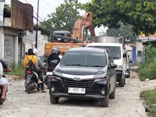 Warga Keluhkan Kemacetan di Jalan Raya Cisoka-Adiyasa