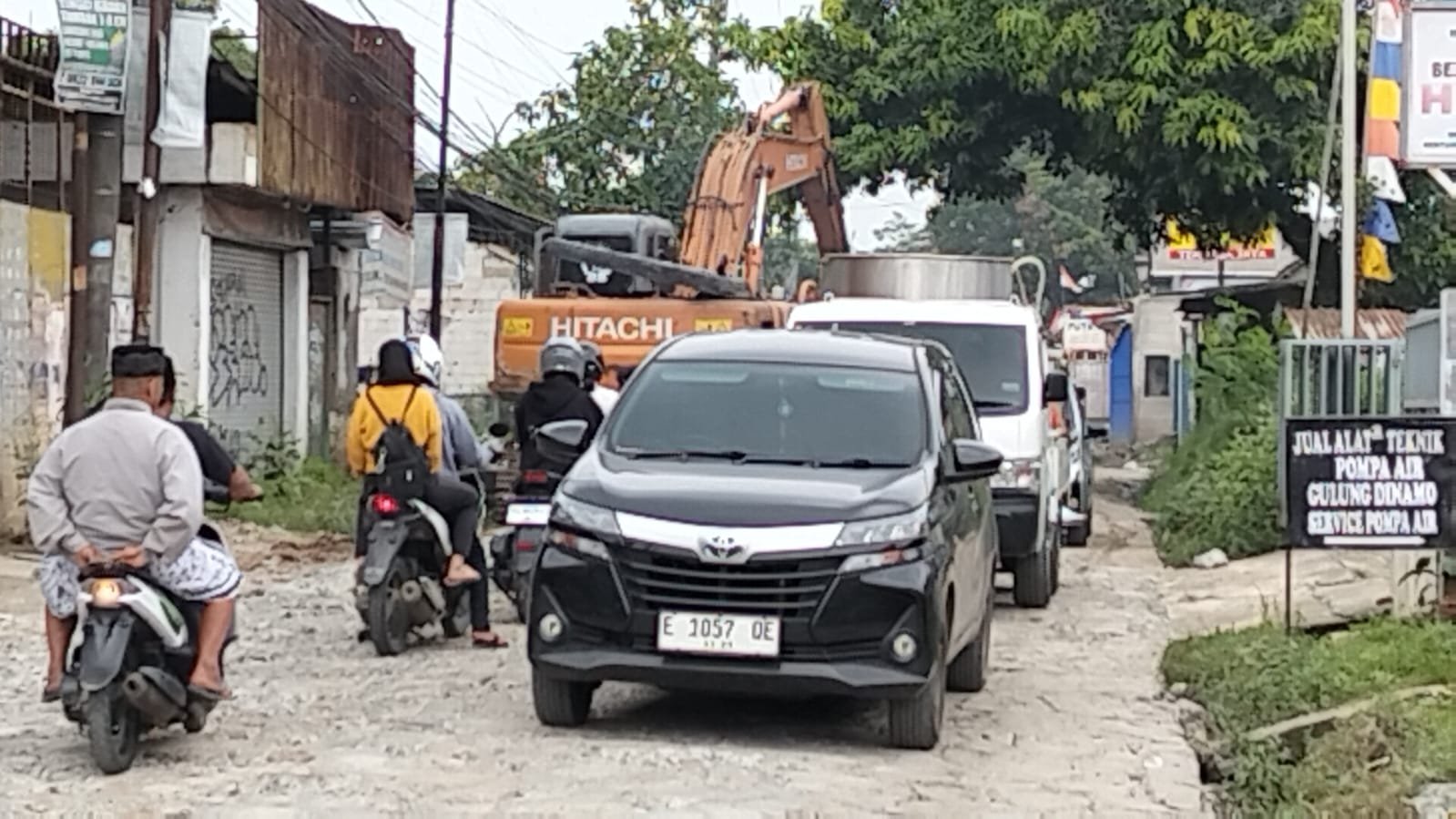 Warga Desa Solear mengeluhkan kemacetan parah di Jalan Raya Cisoka-Adiyasa akibat pemeliharaan jalan oleh Dinas PUPR Provinsi Banten. Proyek dengan anggaran Rp 6,6 miliar ini dinilai tidak efisien, menyebabkan antrean kendaraan mencapai satu kilometer. Kejadian ini menambah keresahan di tengah upaya perbaikan infrastruktur.