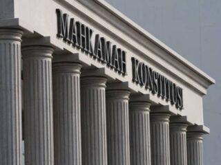 Putusan Mahkamah Konstitusi (MK) yang menolak sistem proporsional terbuka dalam Pemilu 2024 memicu perdebatan mengenai masa depan demokrasi Indonesia. Artikel ini membahas sisi positif dan negatif dari keputusan tersebut, termasuk risiko penguatan oligarki dan dampaknya terhadap kepercayaan masyarakat. Mari kita telaah tantangan yang dihadapi demokrasi kita dan pentingnya reformasi untuk menjaga prinsip-prinsip demokrasi yang adil dan representatif. Penulis: Fazri Miftahul Firdaus, Mahasiswa FISIP Untirta.