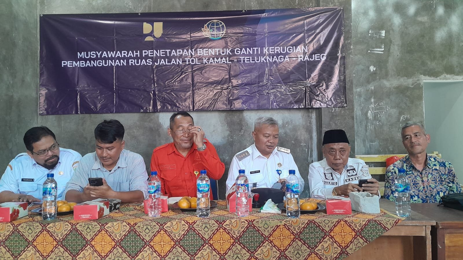 Petani di Desa Pekayon, Sukadiri, Kabupaten Tangerang menolak nilai ganti rugi rendah untuk lahan pertanian mereka yang akan digunakan untuk pembangunan Tol Kataraja. Mereka menganggap harga yang ditawarkan oleh KJPP tidak sebanding dengan produktivitas lahan, dan mengadvokasi agar ganti rugi lebih adil. Camat Sukadiri menyarankan pemilik lahan untuk mengajukan keberatan ke Pengadilan Negeri Tangerang jika tidak puas dengan keputusan tersebut.