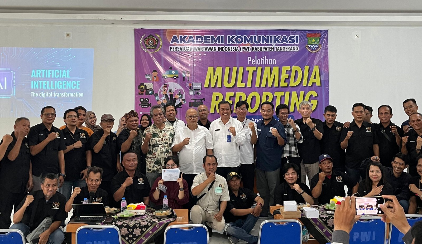 Pelatihan Multimedia Reporting oleh PWI Kabupaten Tangerang bertujuan meningkatkan keterampilan wartawan dalam menghadapi era digital dan kecerdasan buatan (AI). Dihadiri oleh narasumber ahli, acara ini membekali peserta dengan pengetahuan penting tentang jurnalisme modern, optimasi SEO, dan konten kreator. Baca selengkapnya untuk mengetahui bagaimana pelatihan ini membantu wartawan beradaptasi di dunia media baru