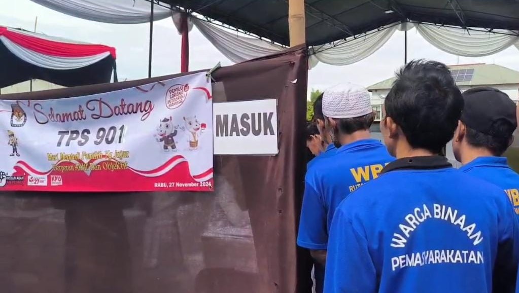 Sebanyak 756 narapidana di Rutan Kelas I Tangerang menunjukkan antusiasme tinggi dalam mengikuti pemungutan suara Pilkada 2024. Kepala Rutan, Raja Muhammad Ismael Novadiansya, menjelaskan partisipasi warga binaan dan petugas rutan, serta upaya keamanan yang dilakukan bersama TNI dan Polri. Temukan bagaimana pesta demokrasi berlangsung di balik jeruji besi!