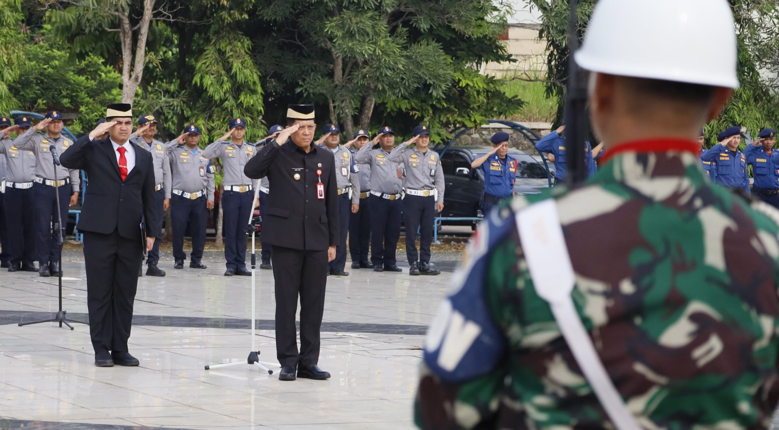 Pj. Bupati Tangerang, Andi Ony, mengajak masyarakat untuk meneladani perjuangan Raden Aria Wangsakara dalam Peringatan Hari Pahlawan 2024. Dalam upacara di Taman Makam Pahlawan, beliau mengingatkan pentingnya semangat kepahlawanan dalam menghadapi tantangan zaman, serta kontribusi nyata dalam membangun masyarakat yang sejahtera. Mari bersama memperkuat solidaritas sosial dan mewariskan nilai-nilai kepahlawanan kepada generasi mendatang