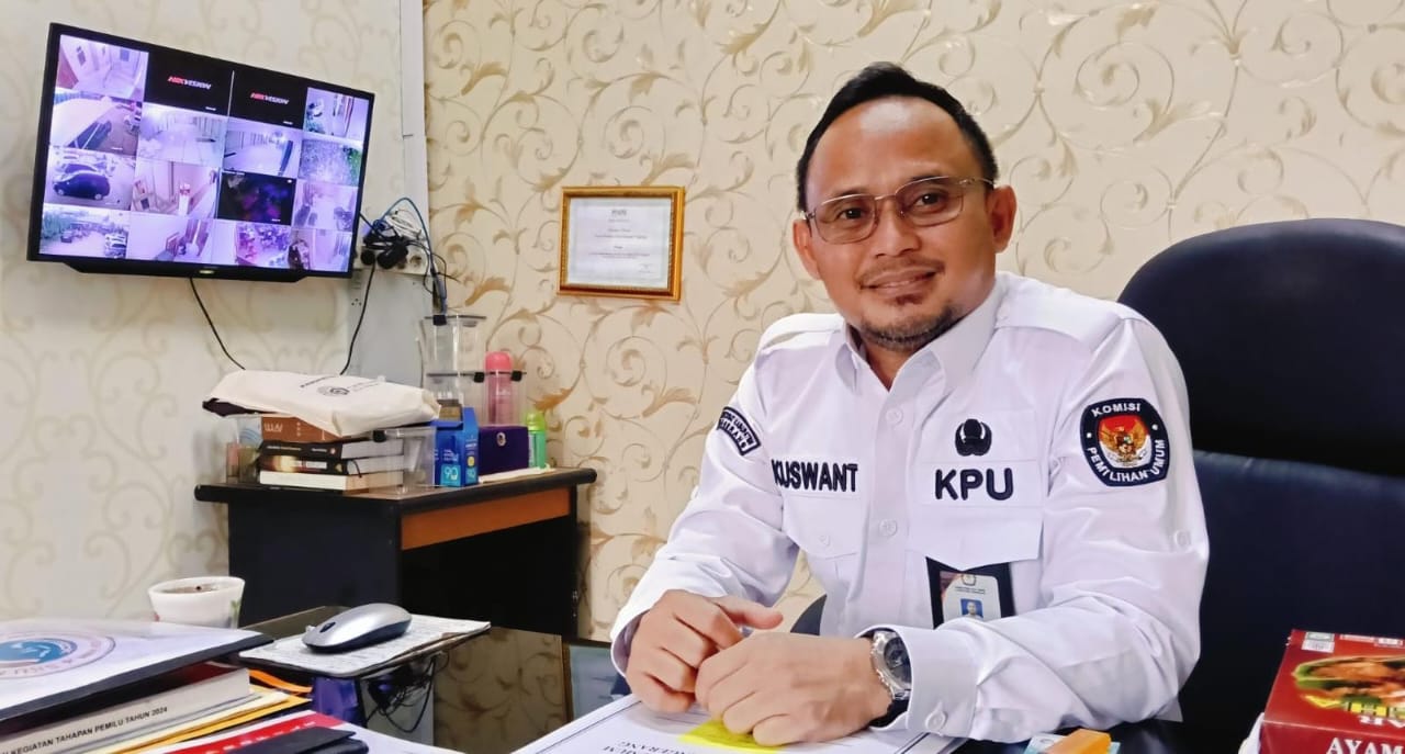 KPU Kabupaten Tangerang mengumumkan distribusi logistik Pilkada 2024 telah selesai 100% ke semua 29 kecamatan. Sekretaris KPU, Kuswanto, melaporkan 8.698 kotak suara dan 17.936 bilik suara telah terdistribusi dengan lancar, meskipun ada potensi banjir di beberapa wilayah. Terdapat 4.484 TPS untuk pemungutan suara, dengan target partisipasi 85%. Pemungutan suara dijadwalkan pada Rabu, 27 November 2024.