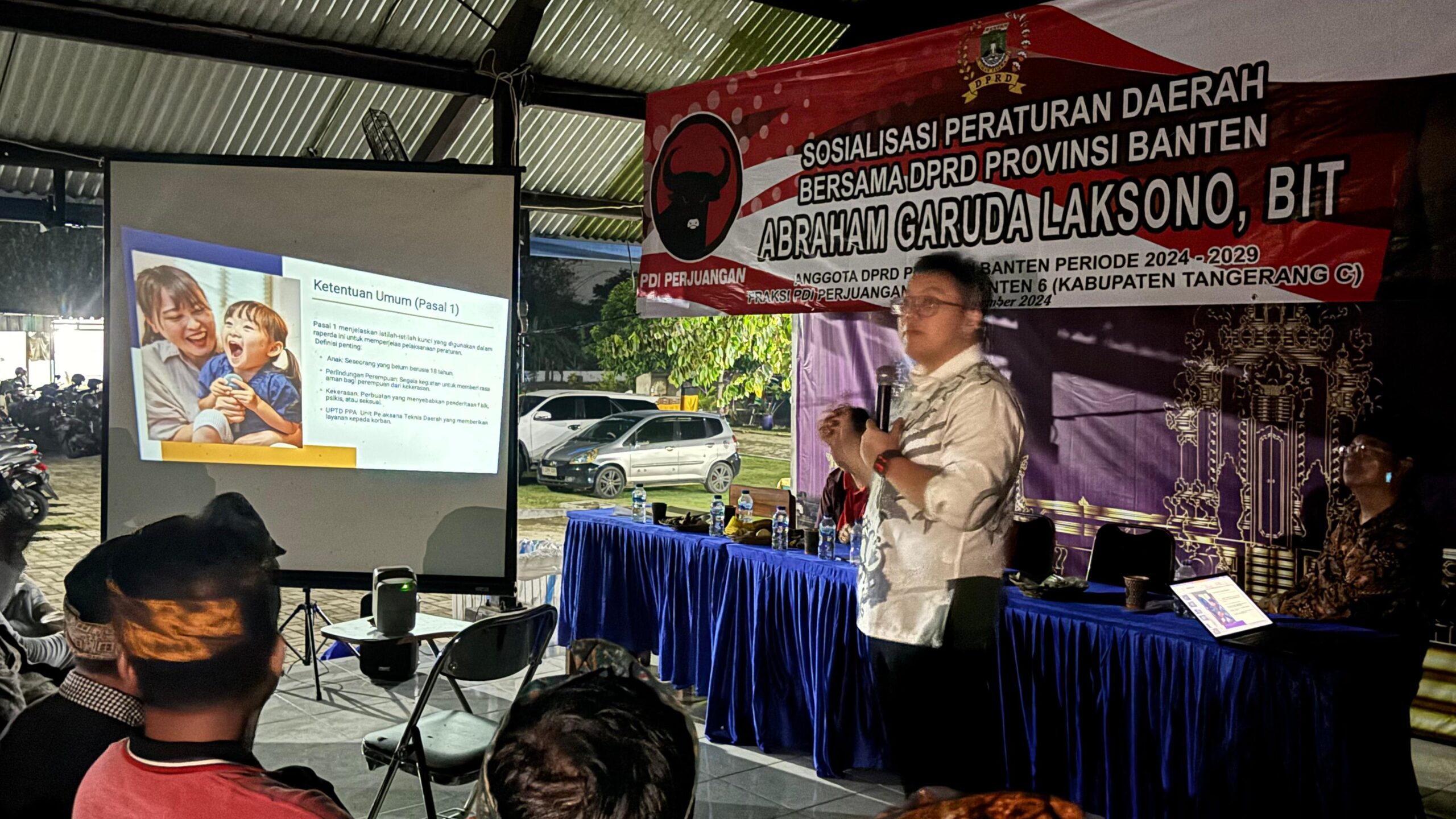 Anggota DPRD Banten, Abraham Garuda Laksono, mengusulkan Raperda Perlindungan Perempuan dan Anak sebagai solusi konkret untuk mengatasi meningkatnya kekerasan dan eksploitasi terhadap kelompok rentan. Raperda ini bertujuan memberikan kerangka hukum yang jelas, melindungi hak-hak perempuan dan anak, serta mendorong kolaborasi antara pemerintah dan masyarakat dalam menciptakan lingkungan yang aman dan berkeadilan.