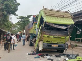 Truk Tanah Tabrak Anak di Teluknaga, 19 Truk Hancur Diamuk Massa