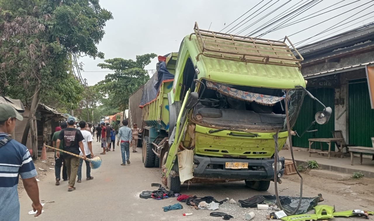 Kecelakaan tragis terjadi di depan Komplek Puri Kampung Melayu, Jalan Salembaran, Kecamatan Teluknaga, Kabupaten Tangerang, pada Kamis, 7 November 2024, ketika sebuah truk tanah menabrak seorang anak berusia 13 tahun. Insiden ini memicu amuk massa yang merusak 19 truk, termasuk satu truk mixer. Korban, yang mengalami luka serius, segera dibawa ke RS Mitra untuk perawatan. Situasi di lokasi masih mencekam, dengan pihak kepolisian berusaha meredakan ketegangan yang terjadi.