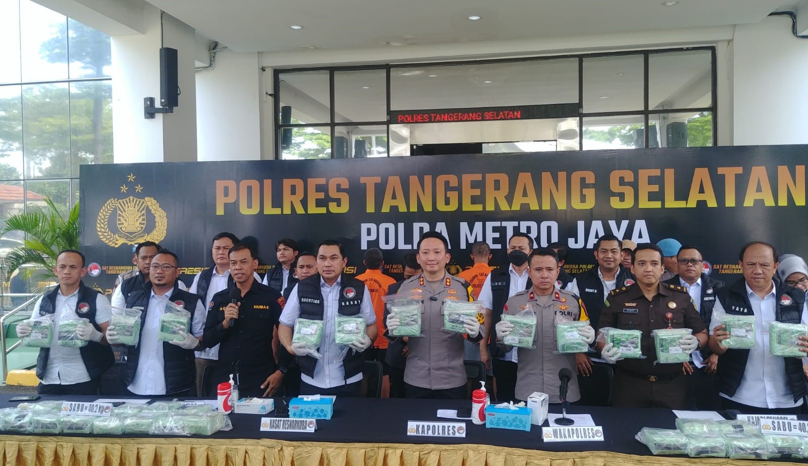 Polres Tangerang Selatan (Tangsel) mengamankan narkotika jenis sabu sebesar 40,2 kilogram dari pelaku jaringan Sumatera-Jawa yang mengedarkan sabu ke seluruh Wilayah Indonesia.