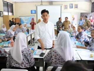 Gibran Tinjau Uji Coba Program Makan Bergizi Gratis di SMKN 3 Kota Tangerang