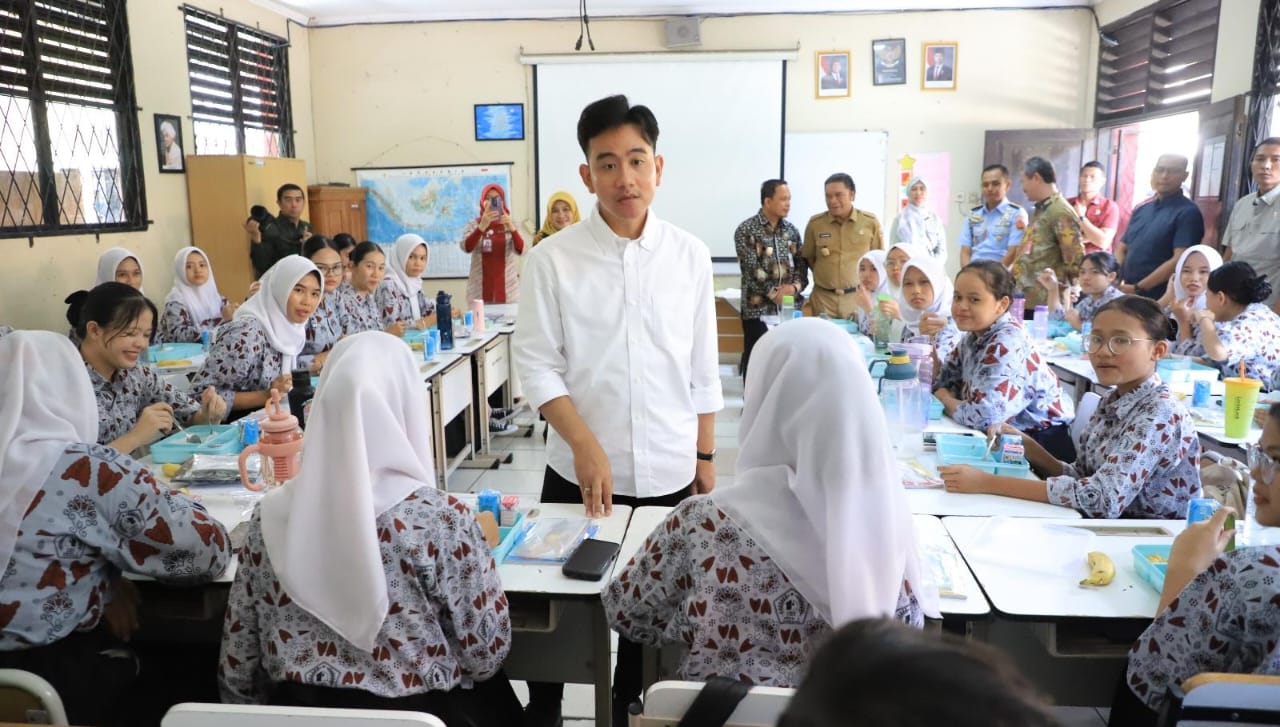 Wakil Presiden RI Gibran Rakabuming Raka mengunjungi SMKN 3 Kota Tangerang untuk meninjau Uji Coba Program Makan Bergizi Gratis (MBG). Dalam kunjungan pertamanya setelah dilantik, Wapres mendorong pemberdayaan sekolah kejuruan, khususnya jurusan tata boga, untuk mendukung kesuksesan program ini yang akan dilaksanakan secara reguler mulai awal tahun depan. Pemerintah Kota Tangerang terus melanjutkan tahapan pelaksanaan uji coba program yang telah berlangsung selama beberapa bulan.