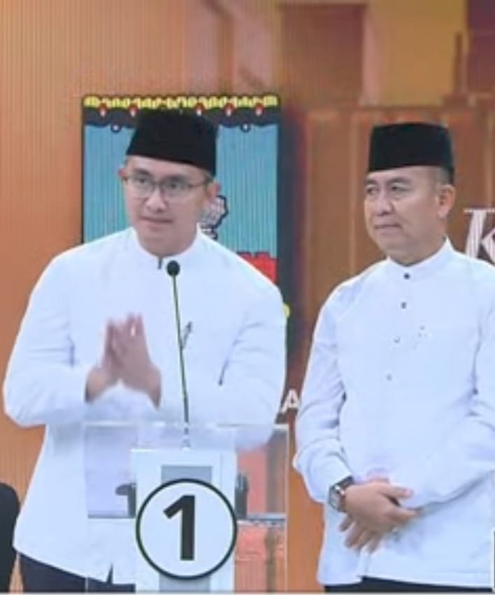 Calon Bupati Serang nomor 1 Andika Hazrumy bersama Calon Wakil Bupati Serang Nanang Supriatna saat menghadiri debat kedua Pemihan Bupati (Pilbub) Serang yang diselenggarakan KPU Kabupaten Serang, Jakarta, Jumat (22/11/2024) malam.