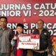 Edson Maxy Wiryanto, atlet catur muda Kabupaten Tangerang, berhasil meraih medali perak di Kejuaraan Nasional (Kejurnas) Catur Junior 2024. Dengan total poin 7,5, Edson menunjukkan performa luar biasa di kategori usia 9 tahun, mengalahkan berbagai lawan tangguh. Pelatih dan ketua Percasi Kabupaten Tangerang memberikan pujian atas prestasinya, yang menjadi motivasi bagi atlet junior lainnya.