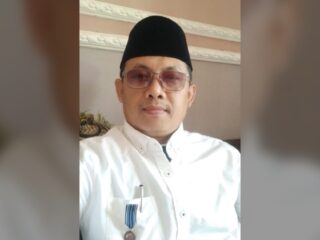 Bahaya penggunaan ponsel pada anak balita? Artikel ini membahas dampak negatif smartphone bagi perkembangan anak dari perspektif Islam, psikologi, dan pendidikan, serta menawarkan solusi islami untuk mengatasinya.