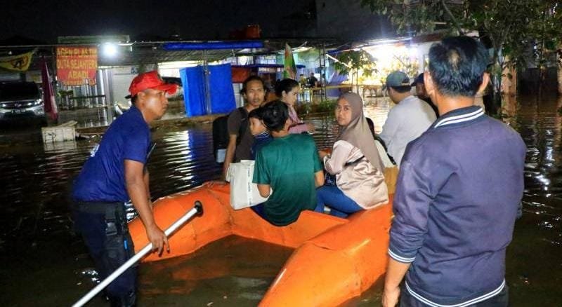 Memahami bencana alam dari perspektif Islam. Artikel ini membahas bencana sebagai ujian Allah SWT, pentingnya kesabaran, dan hikmah di balik cobaan hidup. Temukan kekuatan iman dalam menghadapi musibah.