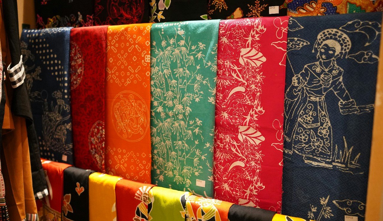 Jelajahi dunia batik Indonesia, warisan budaya yang kaya makna dan menghadapi tantangan globalisasi. Dari tradisi hingga inovasi, pelajari bagaimana batik beradaptasi dan tetap lestari sebagai simbol identitas nasional.