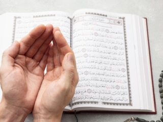 Perbandingan surga dan neraka dalam perspektif Al-Qur'an. Kenali kenikmatan surga dan siksa neraka, serta bagaimana tindakan kita di dunia menentukan tempat kita di akhirat.