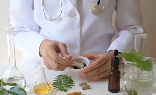 Pahami perbedaan mendasar antara farmasi dan fitofarmaka! Artikel ini menjelaskan secara detail perbedaan bahan, proses produksi, efek samping, dan kapan harus memilih masing-masing jenis obat. Konsultasi dokter tetap penting!