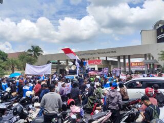 SPN dan Buruh Eks PT Jabatex Kepung Gedung  Polres Metro Tangerang