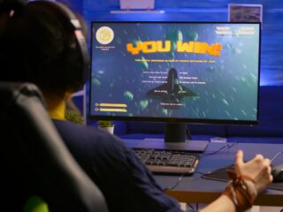 Dilema Digital: Menyeimbangkan Hiburan Game Online dan Kewajiban Ibadah Mahasiswa