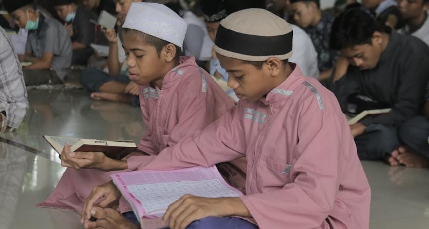 Jelajahi sejarah pesantren di Indonesia, dari cikal bakal di Gresik hingga transformasinya di era modern. Pelajari sistem pendidikannya, tantangan yang dihadapi, dan peran krusialnya dalam membentuk karakter bangsa.