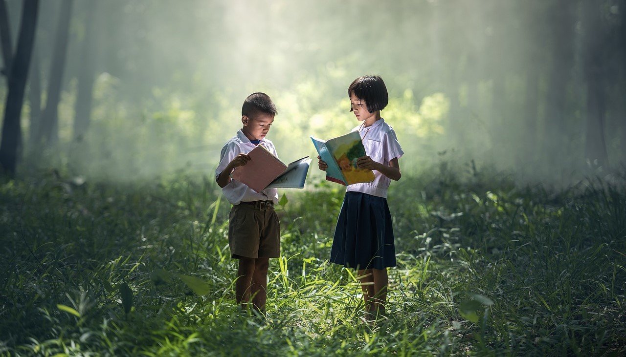 Sejarah pendidikan mengajarkan kita pentingnya kebijakan pendidikan yang inklusif, responsif terhadap teknologi, dan pengembangan karakter