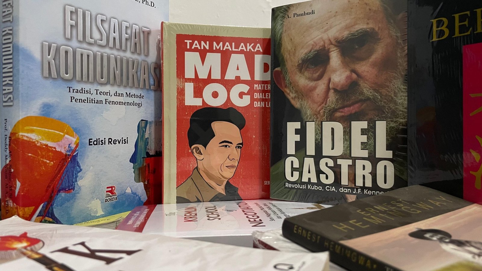 Buku fisik vs. digital: Sebuah opini yang mengeksplorasi pergeseran paradigma membaca di era modern. Artikel ini membahas dampak positif dan negatif dari e-book dan audiobook terhadap kebiasaan membaca, literasi, dan pengembangan diri, serta menekankan pentingnya keseimbangan antara format digital dan fisik untuk pengalaman membaca yang lebih mendalam.