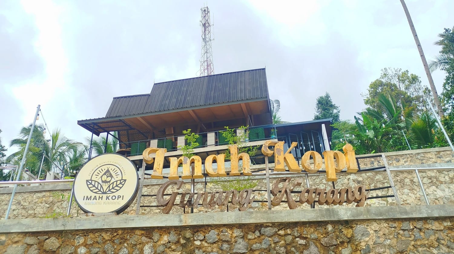 Nikmati kopi lokal khas Pandeglang di Imah Kopi Gunung Karang! Pemandangan indah, pemberdayaan petani milenial, & cita rasa otentik. Kunjungi sekarang!