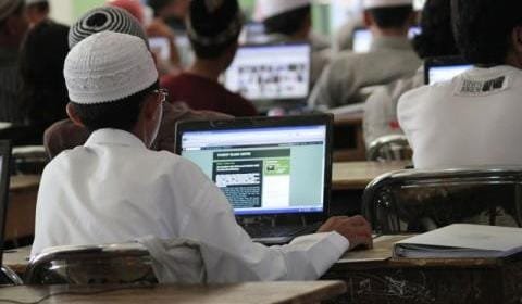 Artikel ini membahas pentingnya integrasi pendekatan tradisional dan modern dalam mempelajari Islam di era digital.