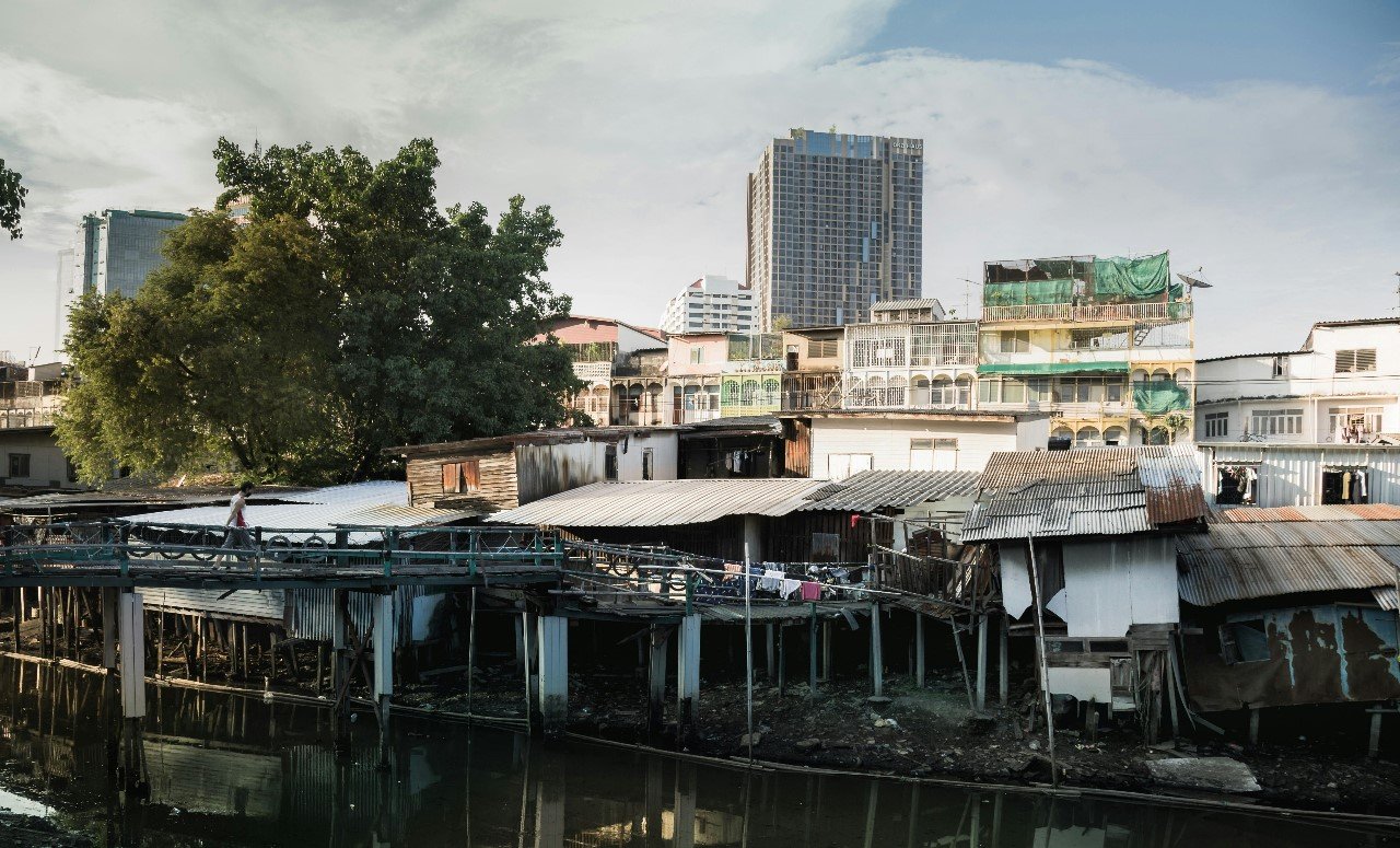 Kolonialisme Belanda meninggalkan warisan kompleks di Indonesia. Artikel ini mengkaji dampak jangka panjangnya pada sistem politik
