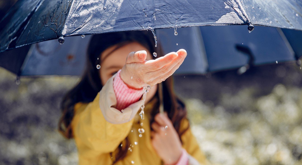 Tetap sehat dan produktif selama musim hujan! Tips praktis untuk menjaga imun, produktivitas, dan kesehatan mental Anda selama liburan