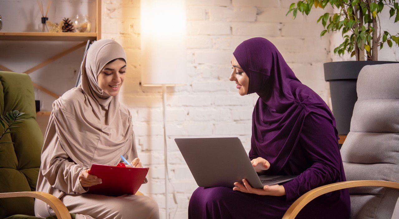 Muslim milenial menghadapi tantangan unik dalam menyeimbangkan tradisi Islam dengan modernitas. Opini ini membahas peran teknologi, pendidikan agama, identitas Islam, dan dunia kerja dalam konteks kehidupan Muslim milenial.