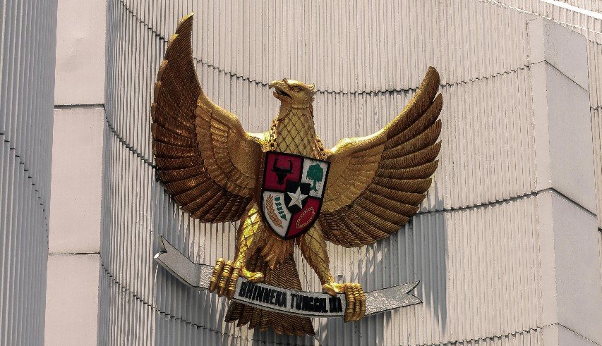 Jelajahi sejarah dan filosofi Pancasila sebagai dasar negara Indonesia. Pahami lima sila Pancasila, nilai-nilai luhurnya, dan implementasinya