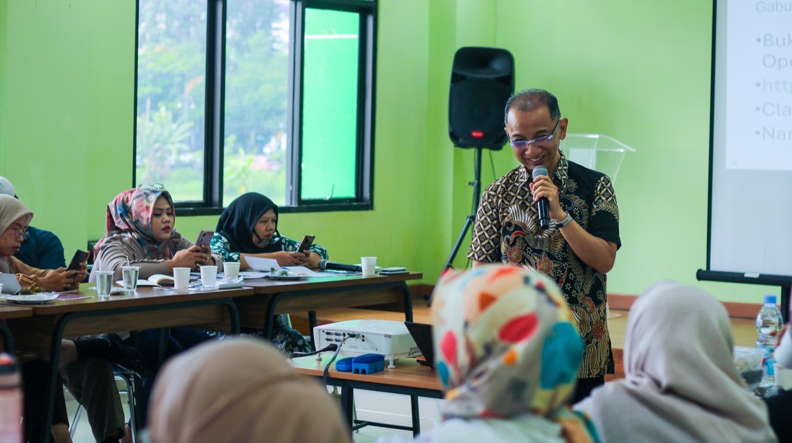 Dosen Telkom University latih UMKM Bandung di bidang digital marketing. Pelatihan interaktif ini membantu pelaku UMKM meningkatkan visibilitas online, menjangkau audiens lebih luas, dan mengembangkan bisnis mereka dengan biaya terjangkau. Pelajari strategi pemasaran digital efektif, mulai dari perencanaan hingga evaluasi.