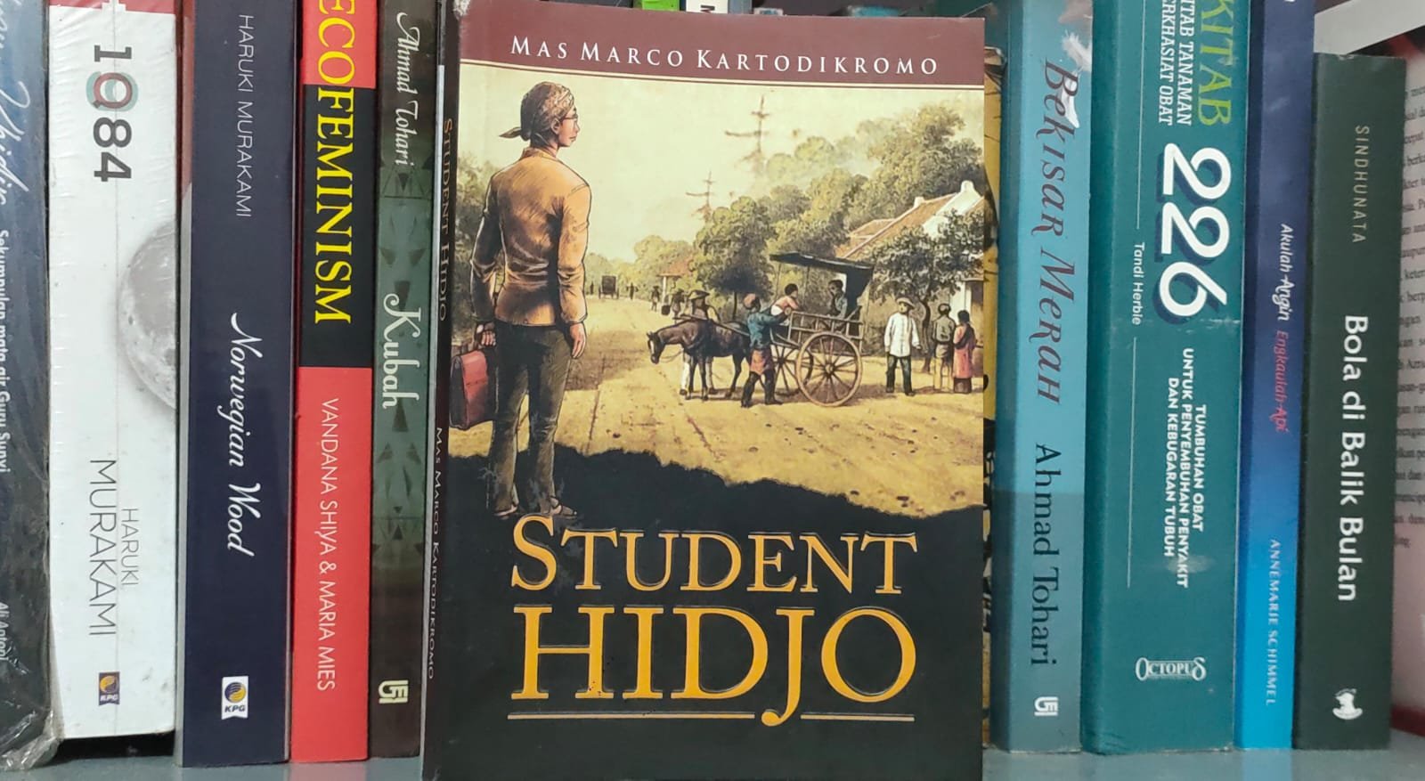 Jelajahi sejarah panjang dan kompleks pendidikan Indonesia, dari sistem tradisional pra-kolonial hingga reformasi pendidikan modern.