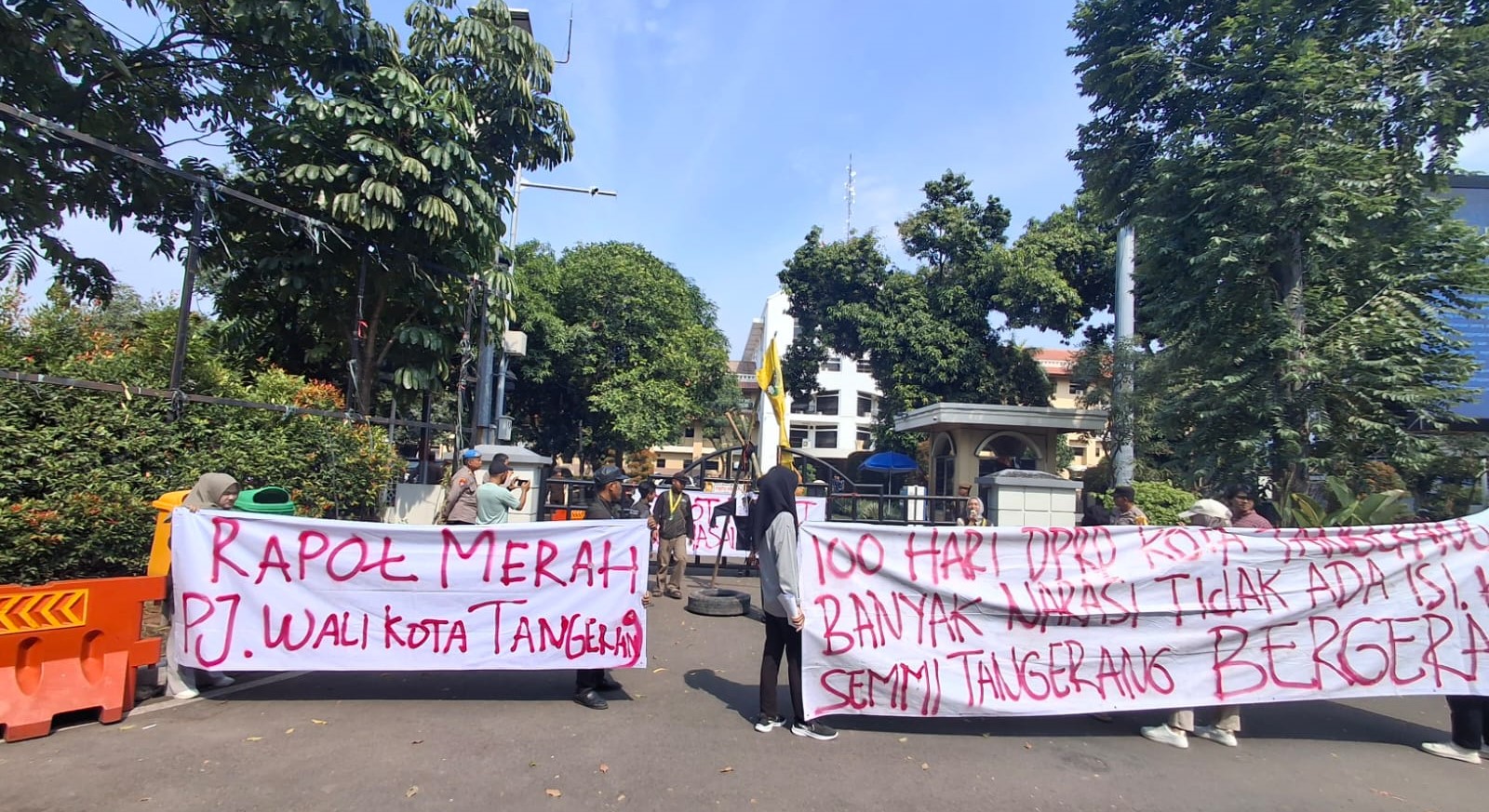 Serikat Mahasiswa Muslimin Indonesia (SEMMI) gelar aksi protes terhadap kinerja PJ Wali Kota Tangerang, Nurdin, terkait dugaan korupsi, kurangnya transparansi Satgas Kawasan Tanpa Rokok, dan fasilitas kesehatan yang belum memadai. Aksi simbolik bakar foto Wali Kota turut dilakukan.