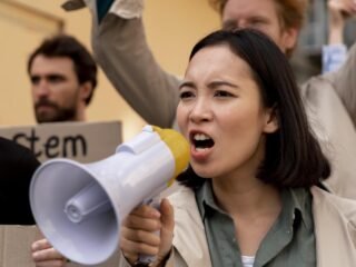 Keterwakilan perempuan Indonesia, partisipasi politik perempuan, kuota perempuan politik, kesetaraan gender Indonesia, demokrasi Indonesia, politik Indonesia, Pemilu Indonesia, perempuan di parlemen, UU Pemilu, affirmative action Indonesia.