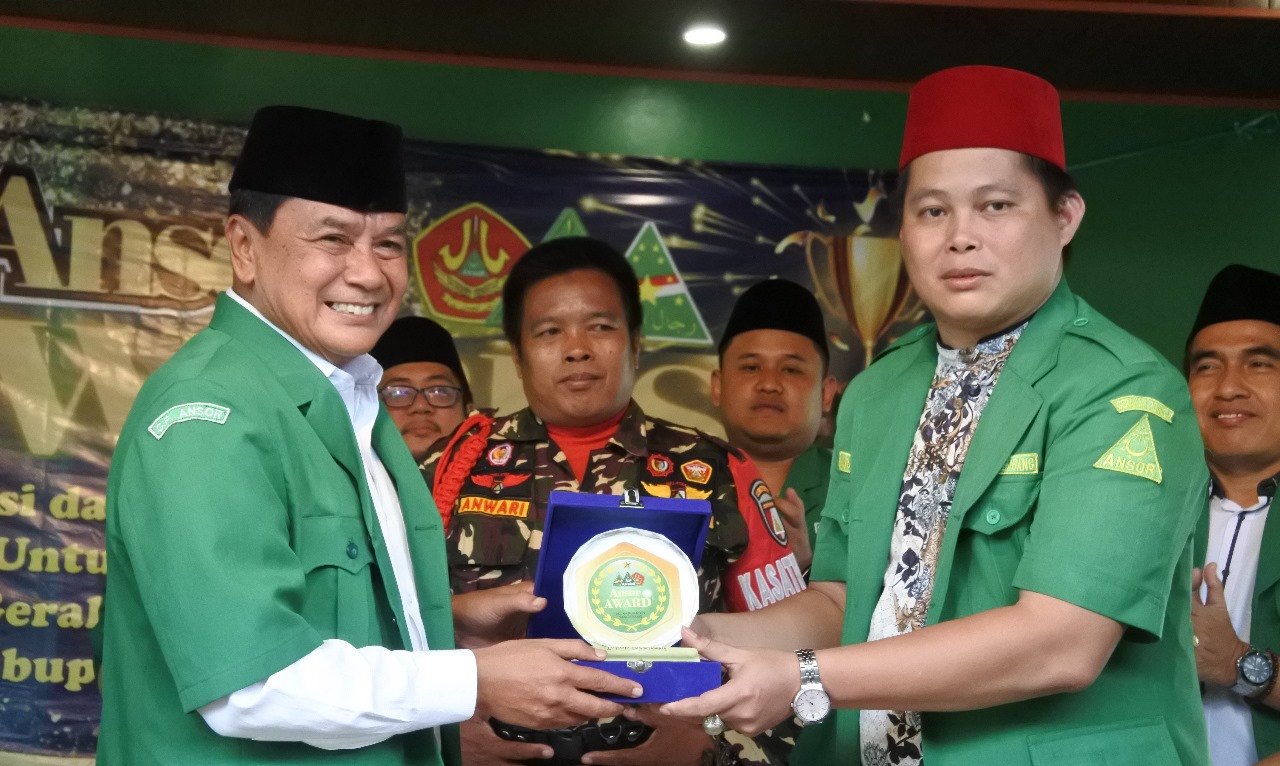 Dalam semangat kebersamaan, GP Ansor Kabupaten Tangerang menggelar Ansor Awards 2025 untuk menghargai dedikasi kader dan tokoh Ansor. Acara ini dihadiri oleh Bupati Tangerang terpilih dan tokoh penting lainnya.