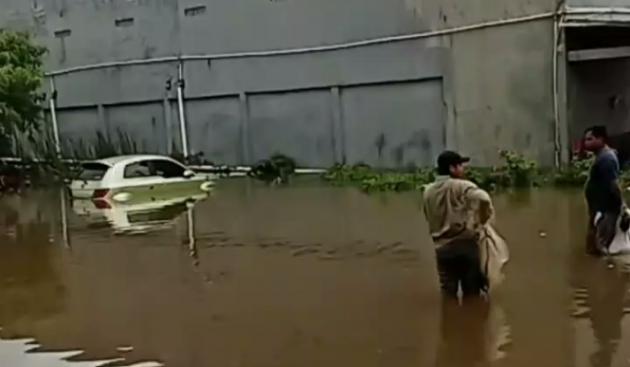 Banjir melanda 15 lokasi di Kota Tangerang, BPBD siaga evakuasi warga. Ketinggian air mencapai 150 cm di beberapa titik.