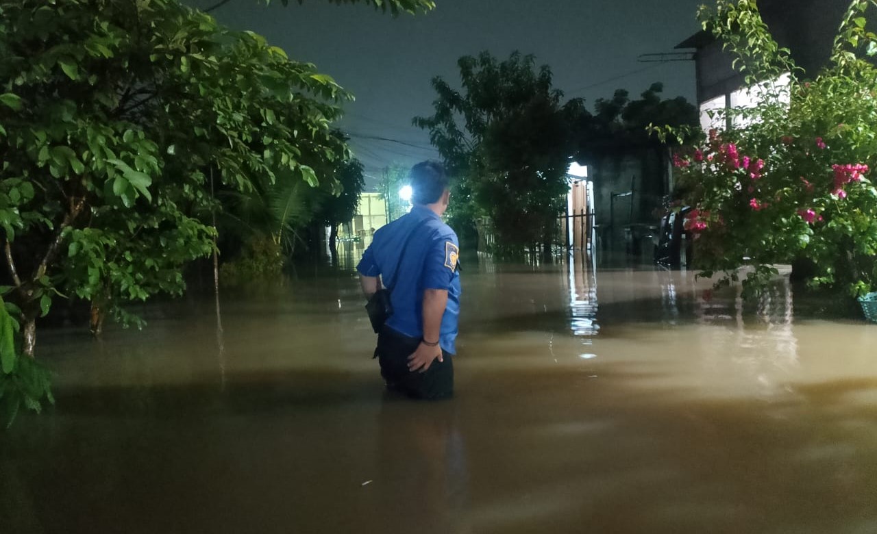 Banjir melanda 206 rumah di Perumahan Nuansa Mekarsari 1, Tangerang, akibat hujan deras. Warga terdampak ditampung di posko.