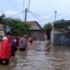 Banjir merendam dua desa di Pakuhaji, Tangerang, akibat hujan deras. 300 KK terdampak, BPBD siapkan evakuasi dan bantuan.