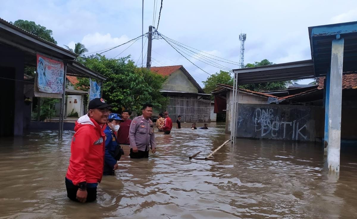 Banjir merendam dua desa di Pakuhaji, Tangerang, akibat hujan deras. 300 KK terdampak, BPBD siapkan evakuasi dan bantuan.