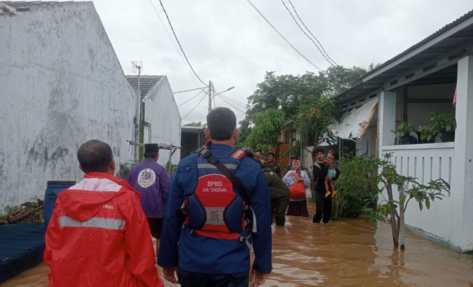 Banjir melanda Tangerang, merendam pemukiman di Pasar Kemis dan Rajeg. Ratusan keluarga terpaksa mengungsi akibat curah hujan tinggi.