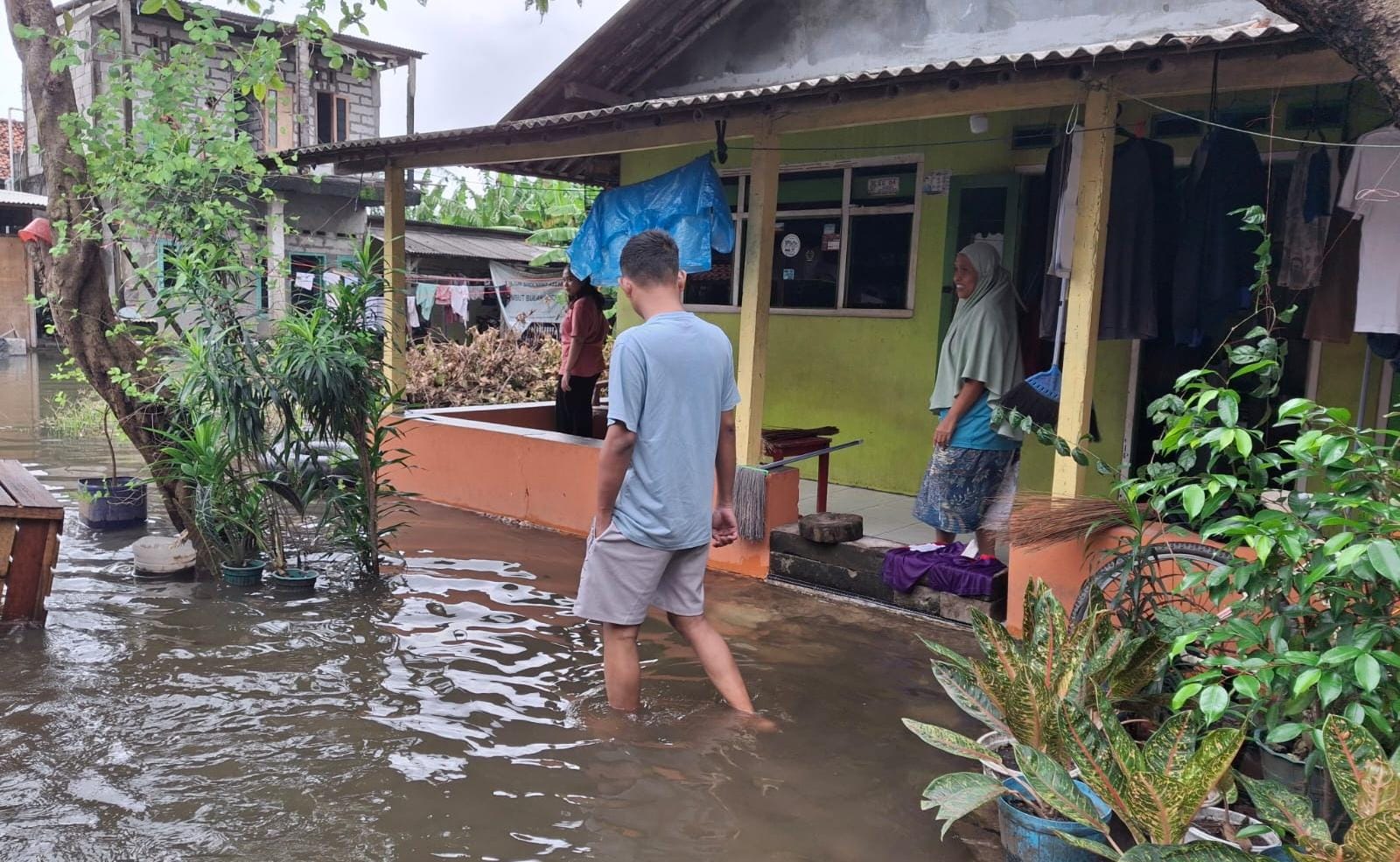 Banjir melanda Kecamatan Sepatan, Tangerang, akibat hujan deras. Tiga lokasi terdampak, dengan ketinggian air 30-60 cm.